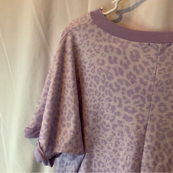 Heimish Women’s Short Sleeve V-Neck Lilac Leopard Print Size Large - Picture 12 of 14